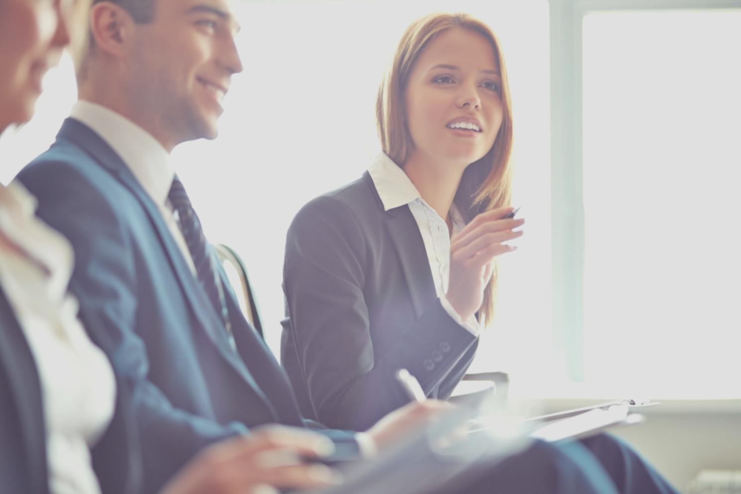 Echipa de consultanți analizând date financiare